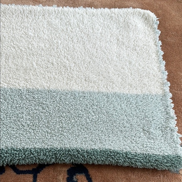 Barefoot Dreams CozyChic Blanket - Picture 3 of 4